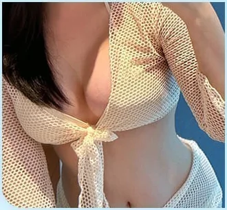 시스루 커버업을 걸친 가슴성형 후 모습