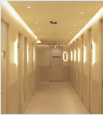1인 회복실이 늘어선 복도