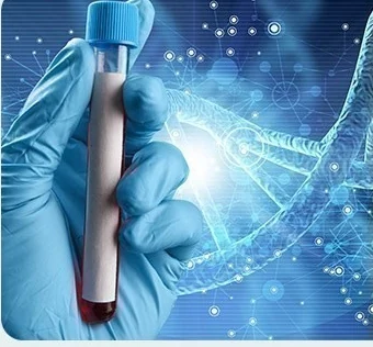 장갑을 낀 손이 혈액 검체 튜브를 들고 있는 DNA 그래픽 이미지