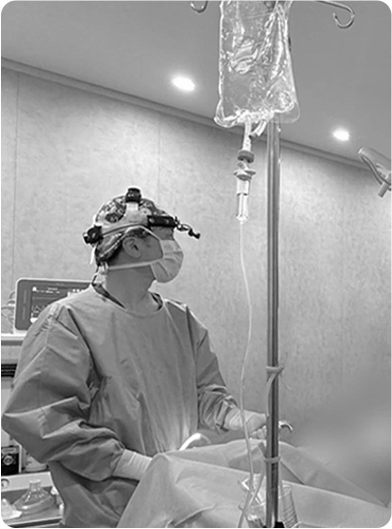수술 준비 중인 집도의 흑백 사진