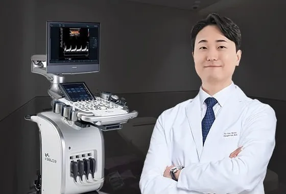 초음파 장비 옆에 선 유방외과 전문의